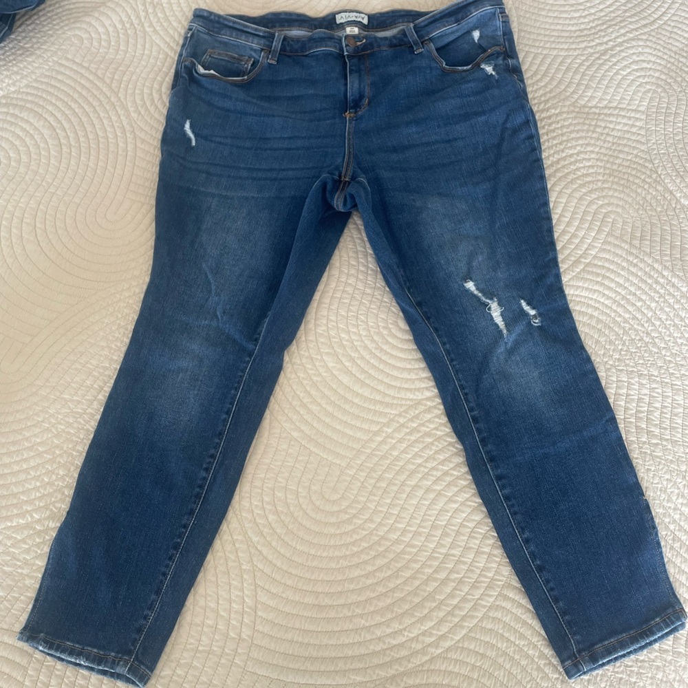 Distressed Straight Leg Jeans